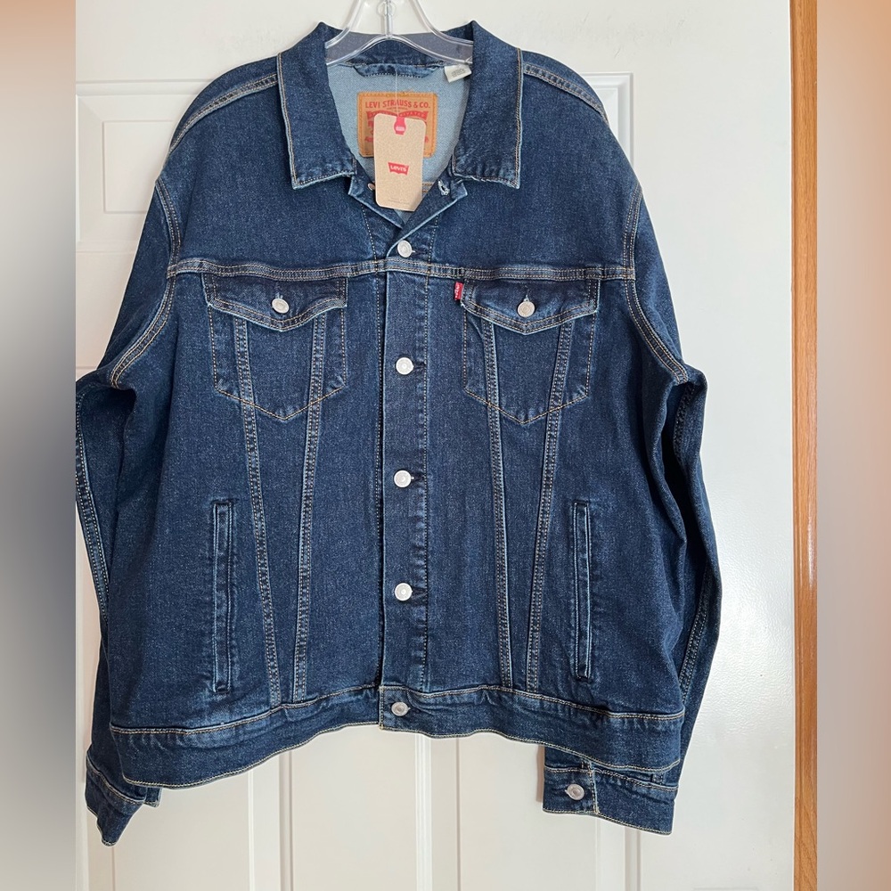 New men’s Levi’s red tab dark wash trucker denim jean jacket. Size XL